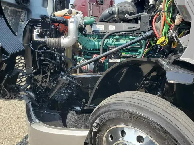 2023 VOLVO VNL64T860