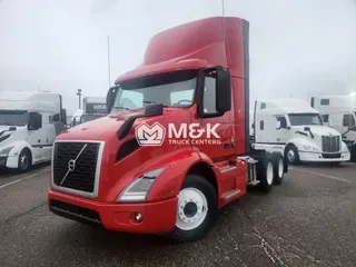 2022 VOLVO VNR64T300