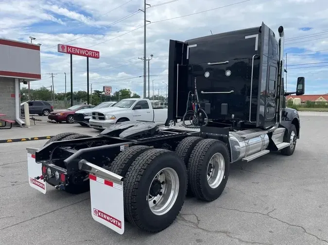 2025 Kenworth T880