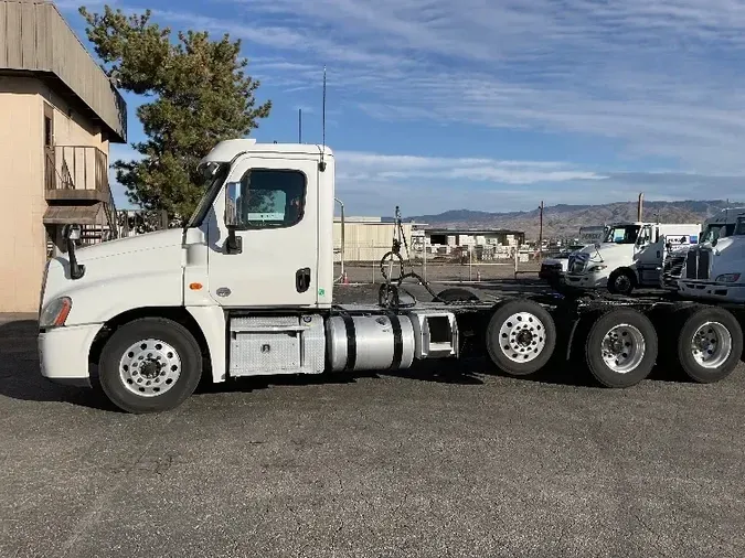 2018 Freightliner X12584ST