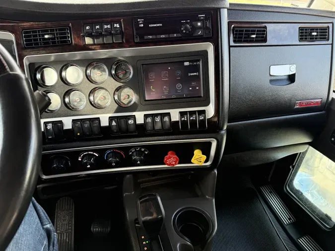 2023 Kenworth W900