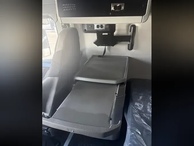 2027 VOLVO TRUCK VNL64TV04