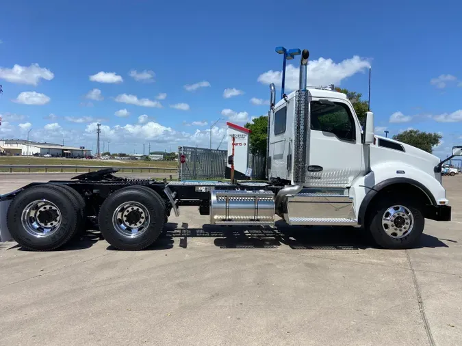 2025 Kenworth T880