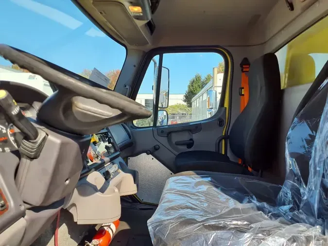 2016 FREIGHTLINER/MERCEDES M2 106