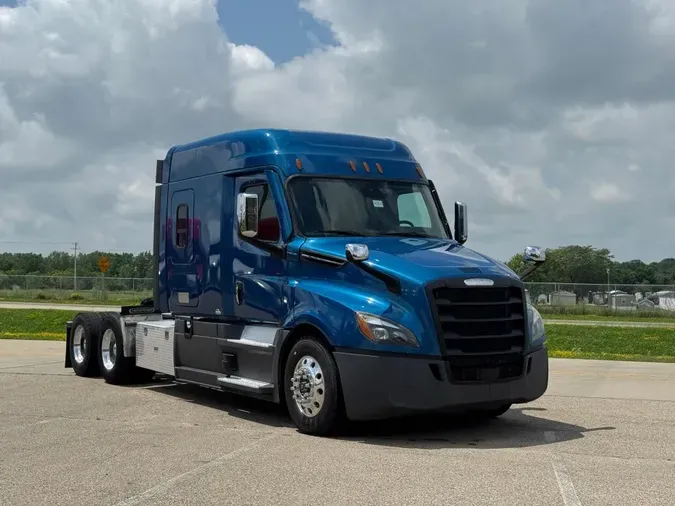 2021 FREIGHTLINER Cascadia 126