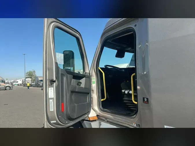 2025 Freightliner Cascadia 12609937fcee5e5a61c4f4dce2e078d2390
