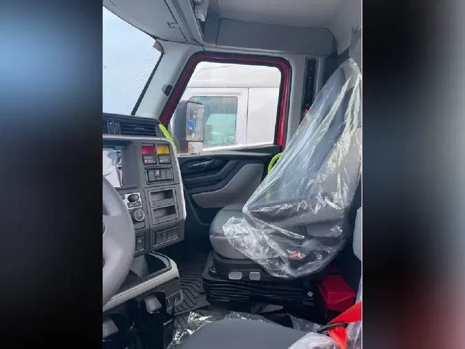 2025 VOLVO VNL64T300