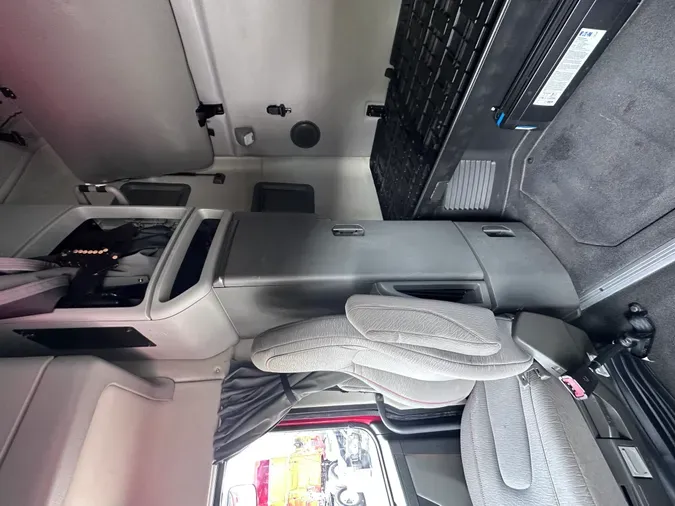 2021 VOLVO VNL64T760