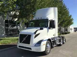 2020 VOLVO VNR300