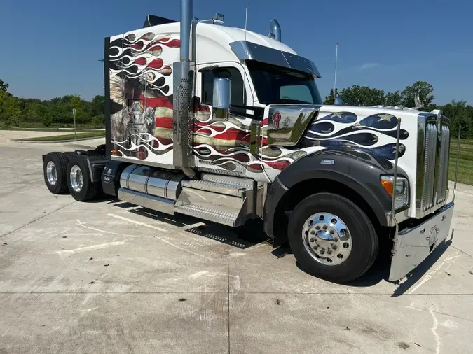 2023 Kenworth W990