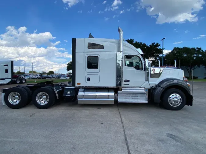 2023 Kenworth W990