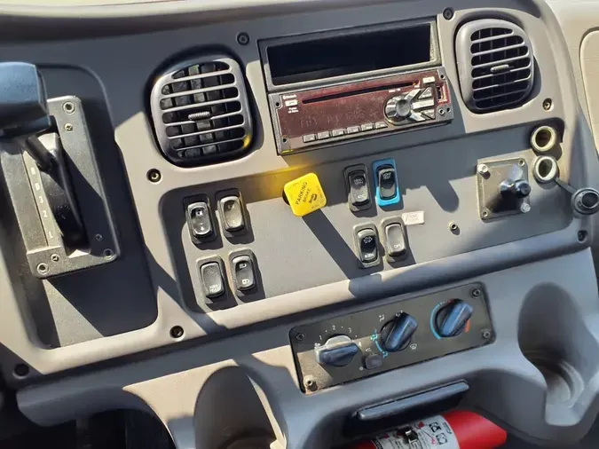 2018 FREIGHTLINER M2 106