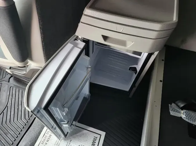 2025 VOLVO VNL64T860