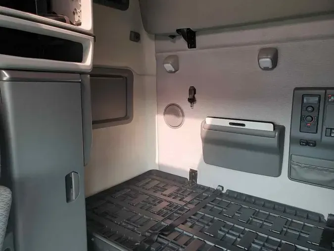 2023 VOLVO VNL64T760