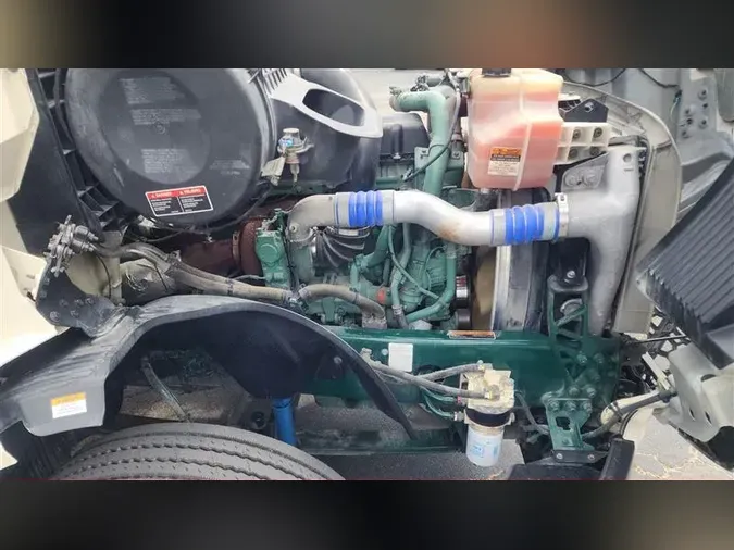 2020 VOLVO VNL300