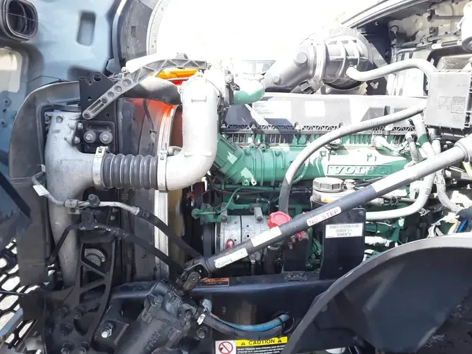 2019 VOLVO VNL64T-300