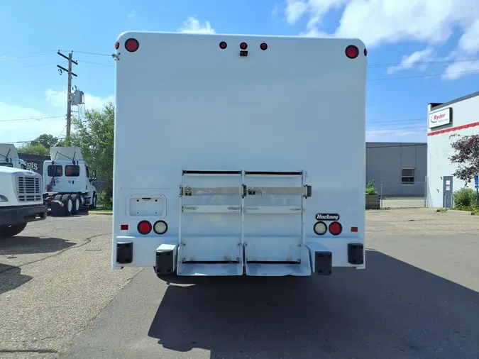 2016 FREIGHTLINER/MERCEDES M2 106