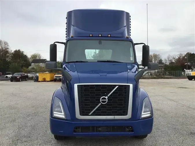 2020 VOLVO VNR300