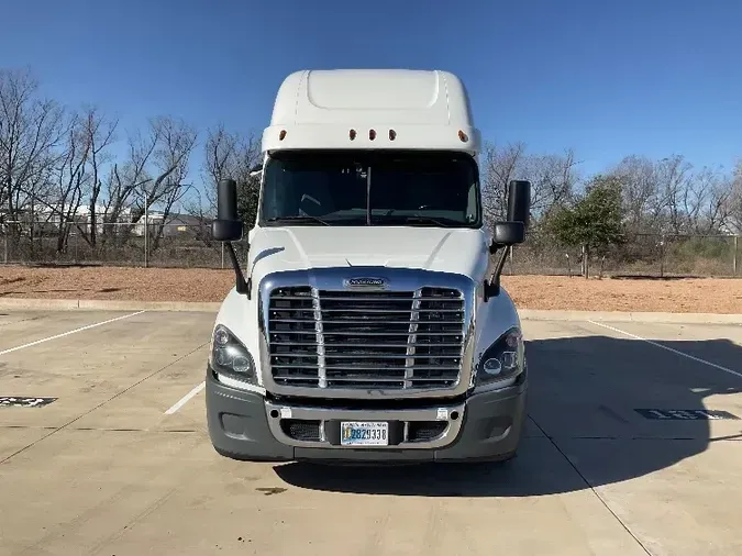 2020 Freightliner X12564ST