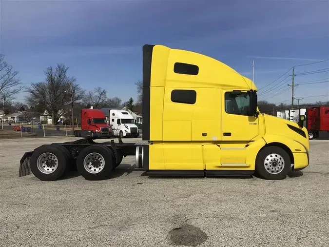 2021 VOLVO VNL64T760