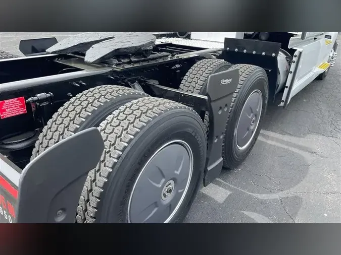2021 VOLVO VNL740