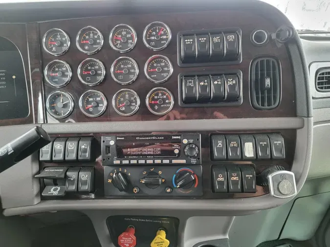 2023 Peterbilt 389