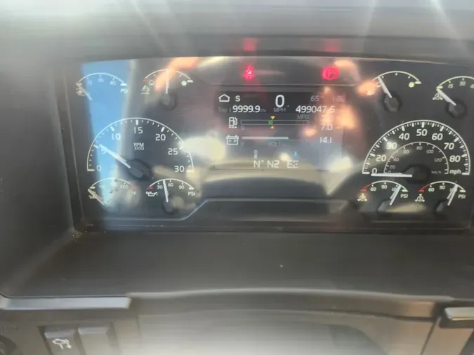 2021 VOLVO VNR64T640