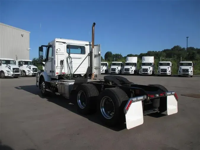 2022 VOLVO VNR300