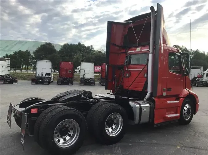 2020 VOLVO VNR300