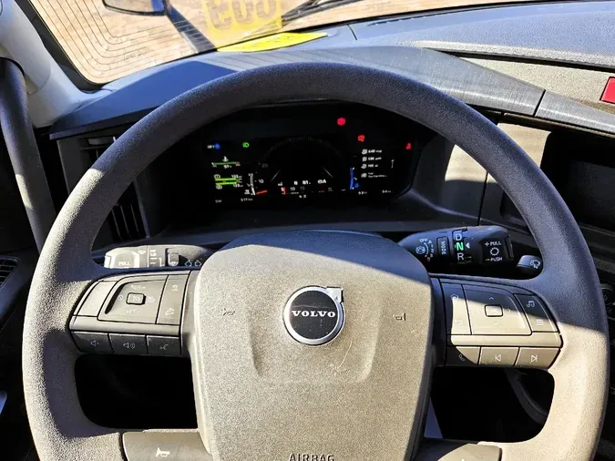 2025 VOLVO VNL64Tv04
