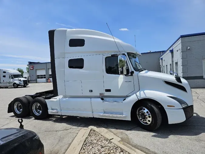 2020 VOLVO VNL64T760