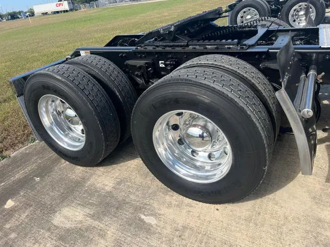 2023 Kenworth W990