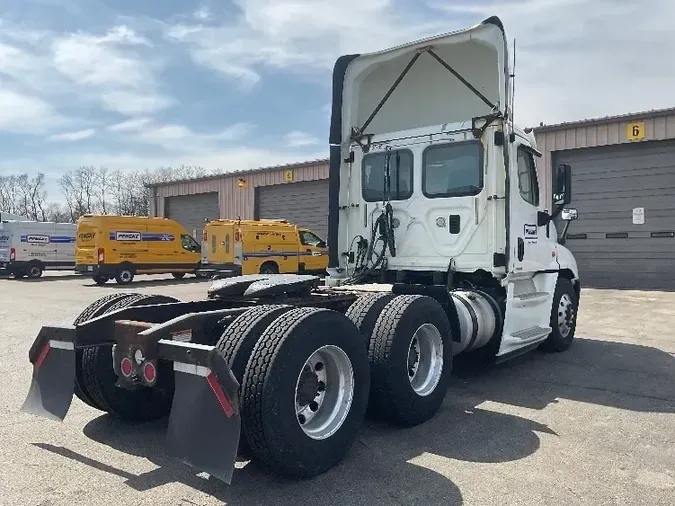 2016 Freightliner X12564ST