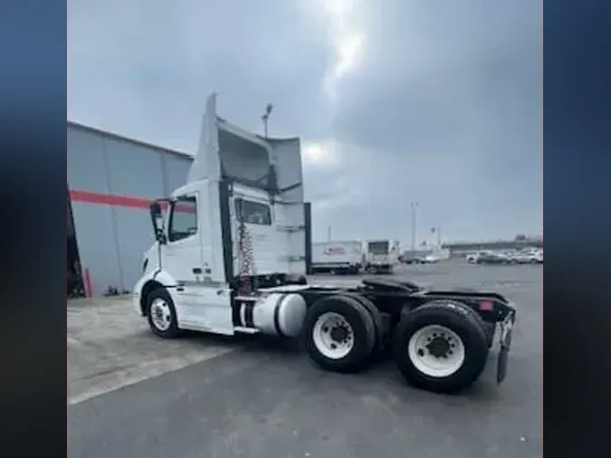 2018 VOLVO VNL64T-300