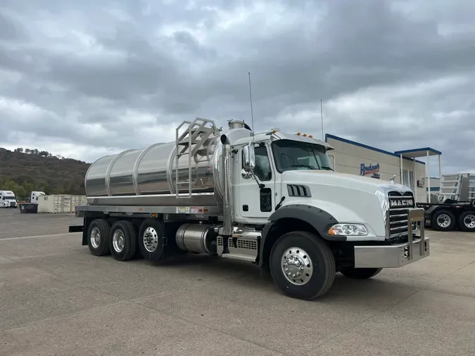 2023 MACK GR64B