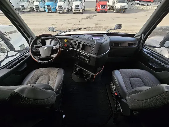 2023 VOLVO VNL64T760