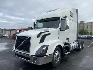2017 VOLVO VNL670