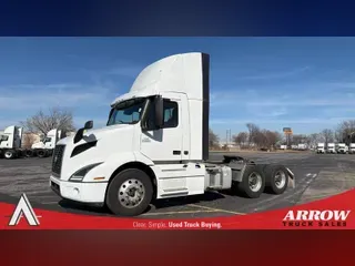 2023 VOLVO VNR64T300
