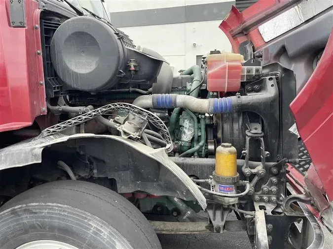 2015 VOLVO VNL300