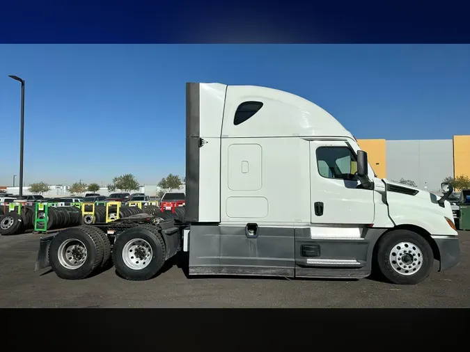 2021 Freightliner Cascadia 126