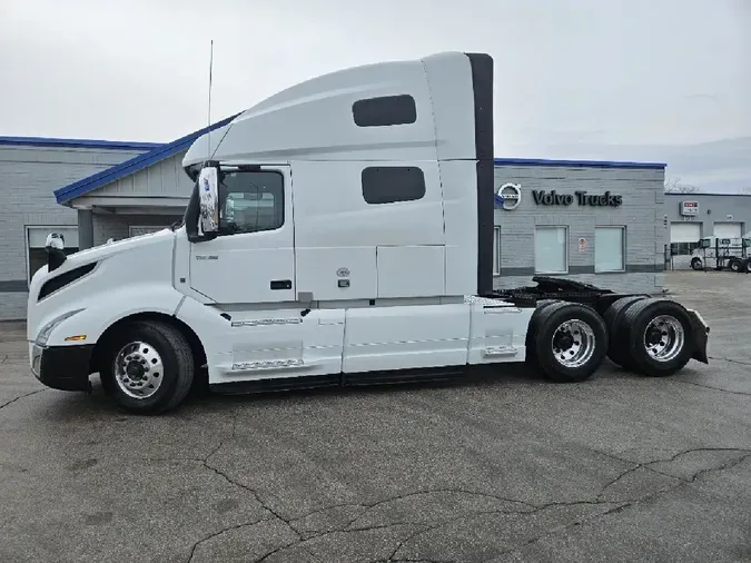 2022 VOLVO VNL64T760