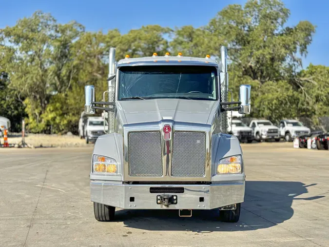 2022 KENWORTH T880