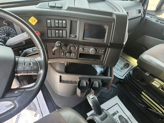 2023 VOLVO VNL64T860