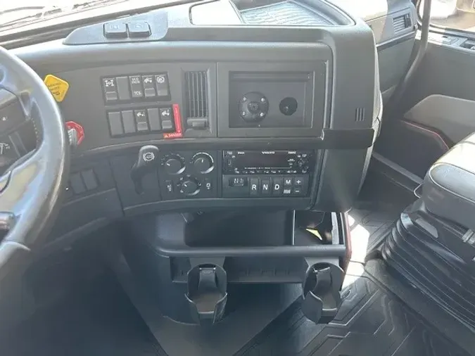 2023 VOLVO VNL64T860