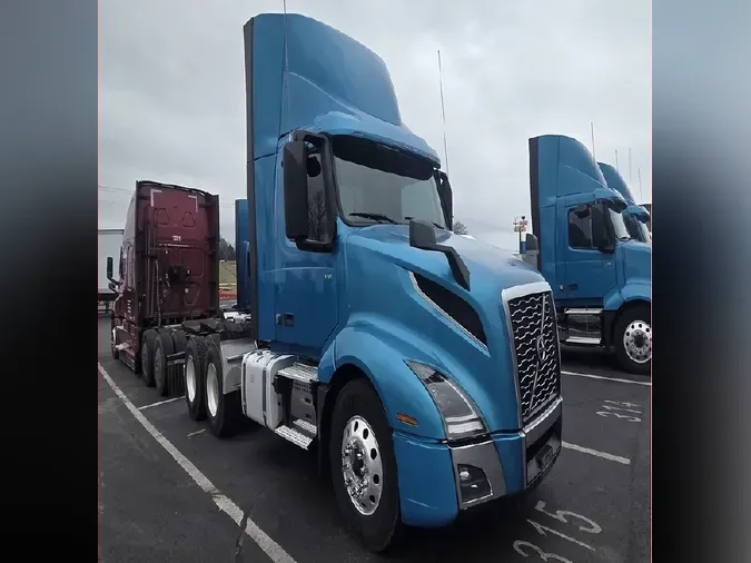 2021 VOLVO VNL64T300