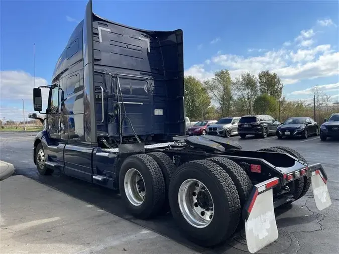 2021 VOLVO VNL760