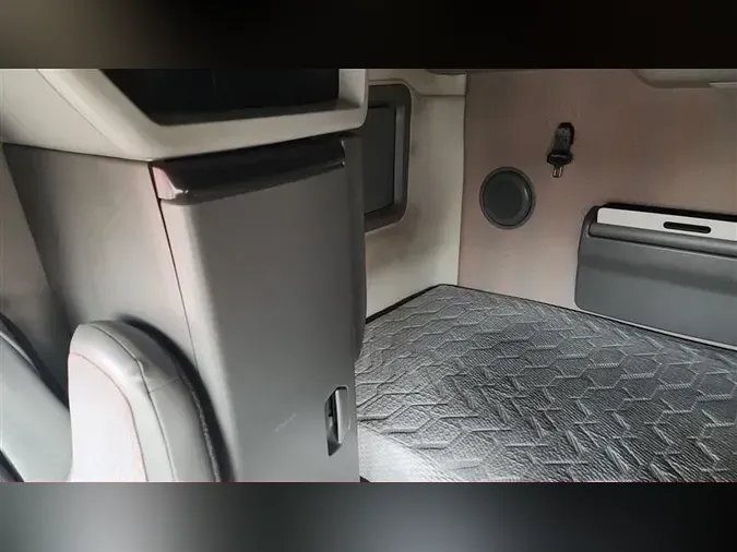2023 VOLVO VNL760