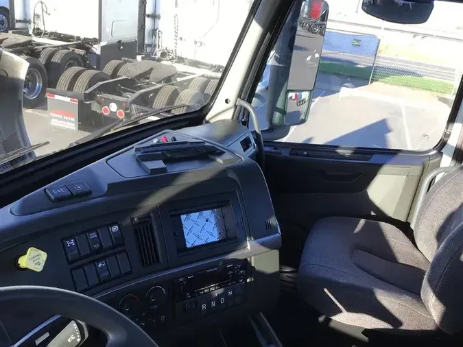 2022 VOLVO VNR300