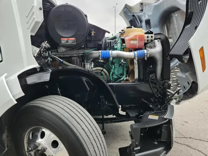 2023 VOLVO VNL64T760