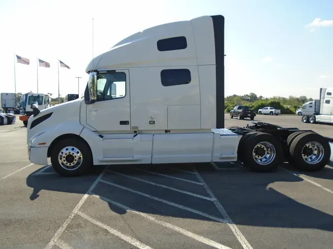 2022 VOLVO VNL64T760